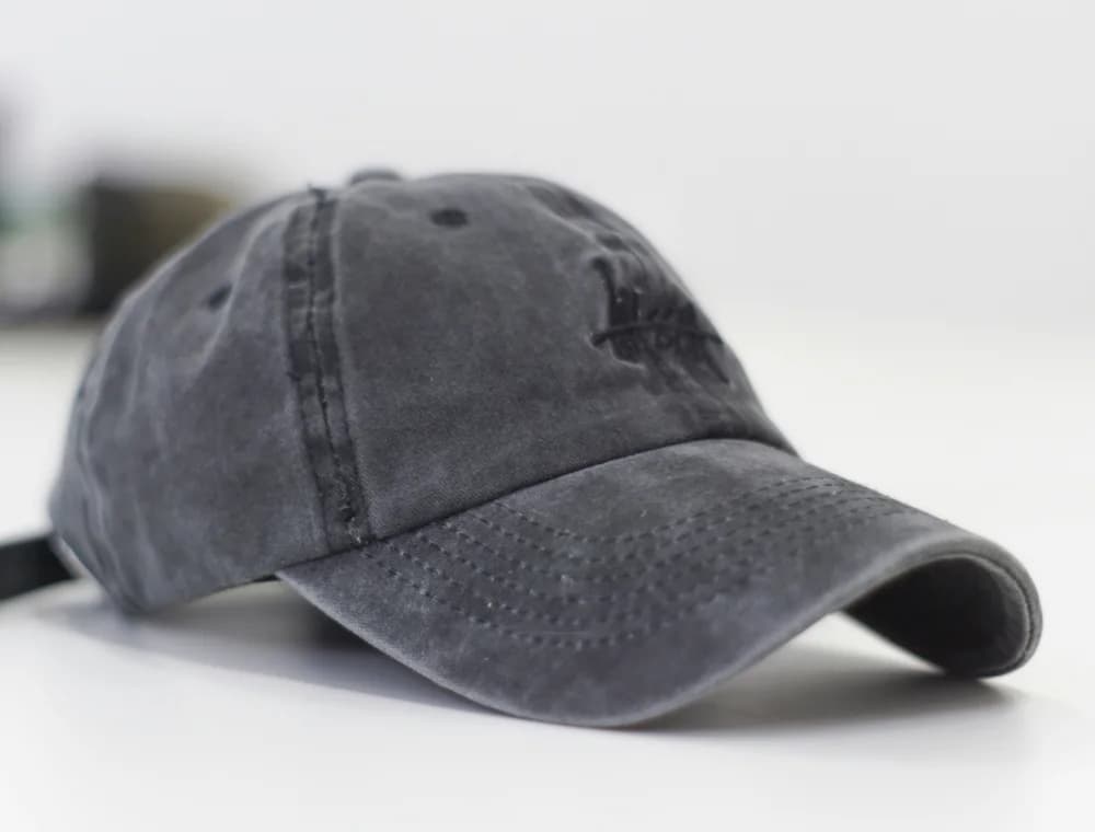 Structured snapback cap with an adjustable flat-brim profile